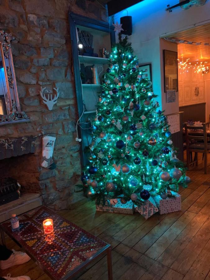 Hotel The Welshman'S Arms Pembroke Dock Esterno foto